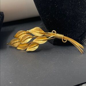 2.4.26-15 Kramer Vintage  Goldtone Large Foliage Brooch